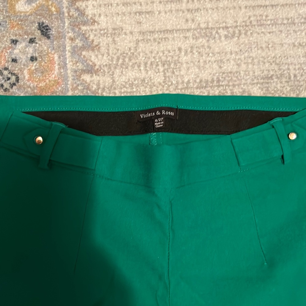 Super comfy Kelly green skinny pants. Petite length. Size 4/27
